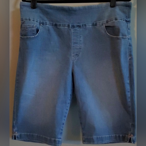GLORIA VANDERBILT Pull-on Long Denim Shorts Slimming Size 14 - Picture 1 of 3